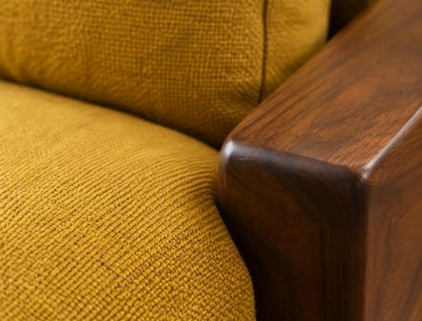 Detalle de tela mostaza y brazo de madera (imagen ilustrativa)
